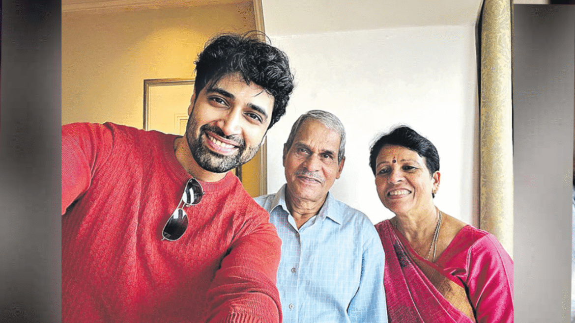 మేజర్ ఉన్నికృష్ణన్ కుటుంబంతో అడివి శేష్
