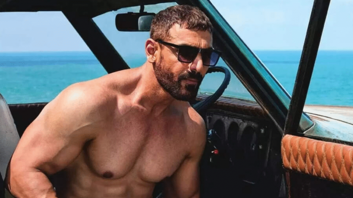 53 ఏళ్ల వయసులోనూ జాన్ అబ్రహం ఫిట్‌నెస్ కేక!
